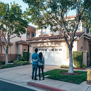 couple-in-driveway