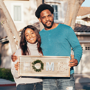 couple-with-sign