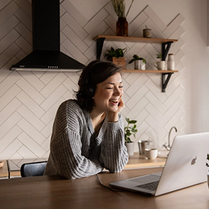 lady-on-laptop